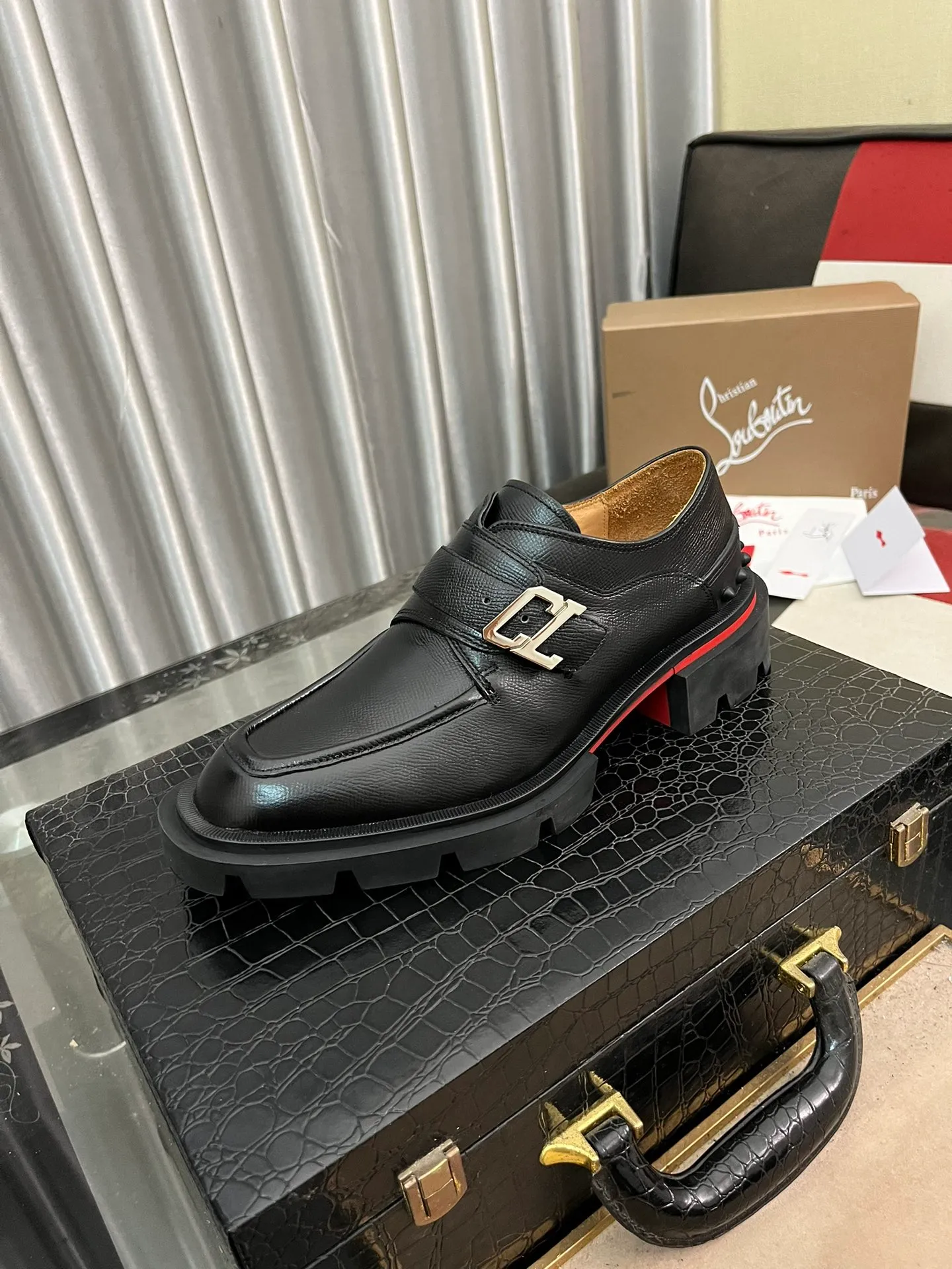 Men's shoes 💰820⌚️⌚️CL New formal leather shoes Christia* Loubouti* red-soled shoes GREGGO men's Oxford shoes Made of imported cowhide/glossy patent leather/stitched contrasting high silk suede. Three-section toe design. Iconic red outsole, the ultimate personalized shoe. Original color cowhide lining. Original Italian leather outsole; fine workmanship brings you a luxurious experience. With its neat silhouette and straightforwardness, GREGGO men's Oxford shoes are Oxford shoes born for city roaming. The elegant lines and classic silhouette exude eternal charm. The black patent leather material is exquisite and eye-catching, adding a sense of luxury to the overall look. The slender toe design is full of elegance, and matched with closed shoelaces of the same color, the sophistication is invisible. The slim sole design provides the shoes with a light foot feel, elegant steps, and a refined and elegant look. Shows outstanding texture.  Standard leather shoe size: 38-44